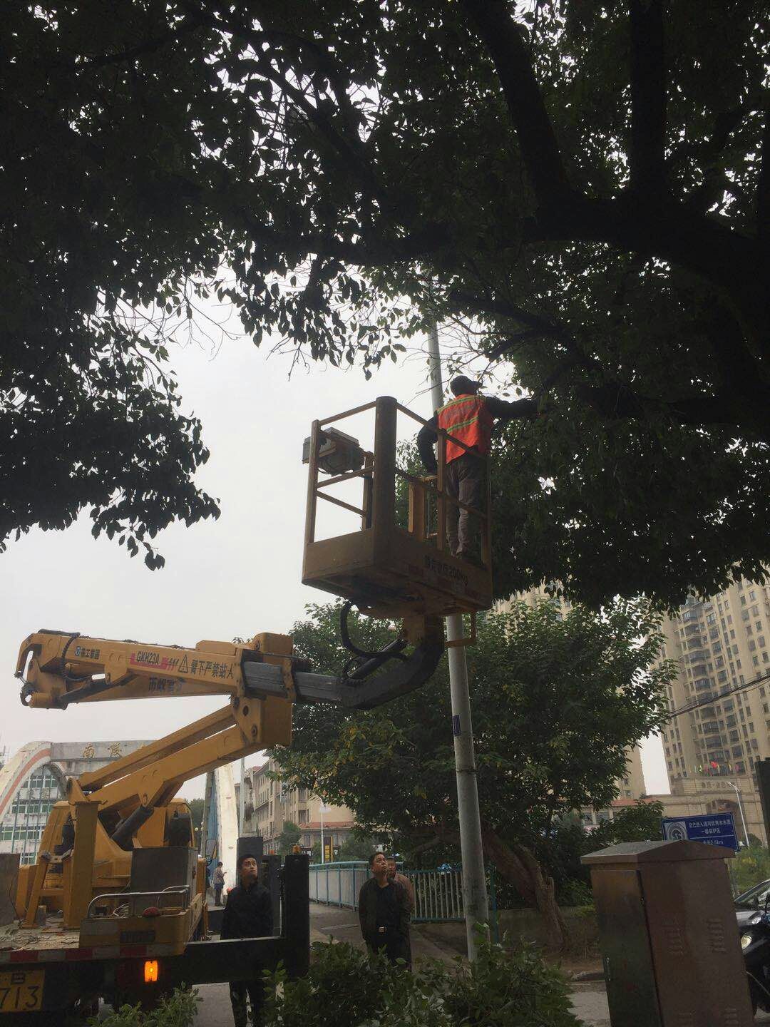 近日，我公司根據(jù)南陵縣市政園林所通知，組織安排人員車輛協(xié)助市政園林所路燈科修剪陵陽路兩側遮擋路燈照明的樹枝。此項工作持續(xù)了三天，消除了因路燈光照不足帶來的夜間通行安全隱患問題，受到沿線居民一致好評。